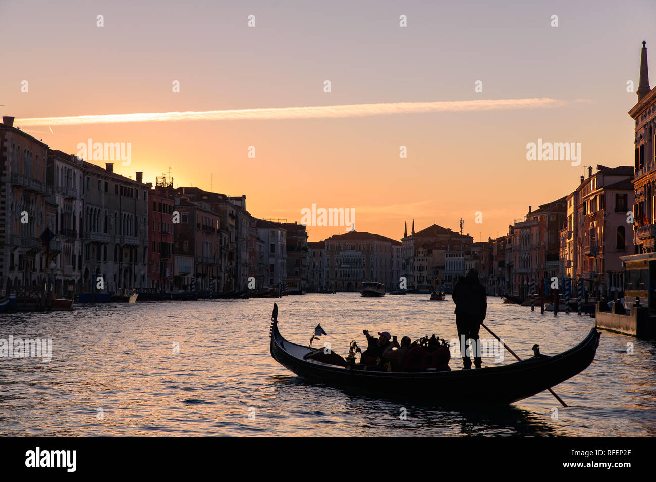 Silhouette der Gondeln auf dem Canal Grande bei Sonnenaufgang/Sonnenuntergang, Venedig, Italien Stockfoto