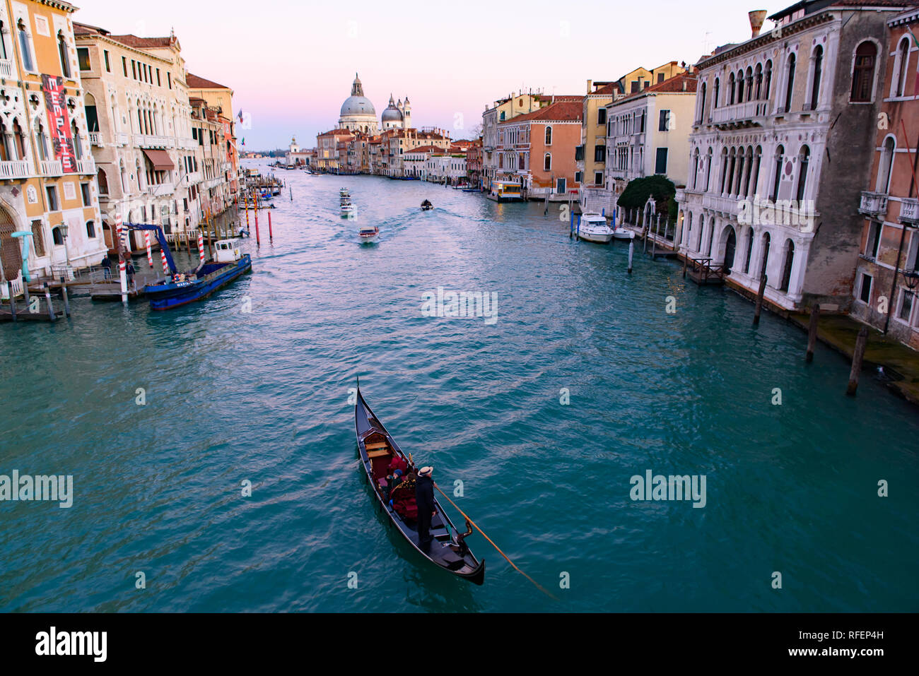 Canal Grande mit Santa Maria della Salute und Gondel bei Sonnenuntergang Zeit, Venedig, Italien Stockfoto