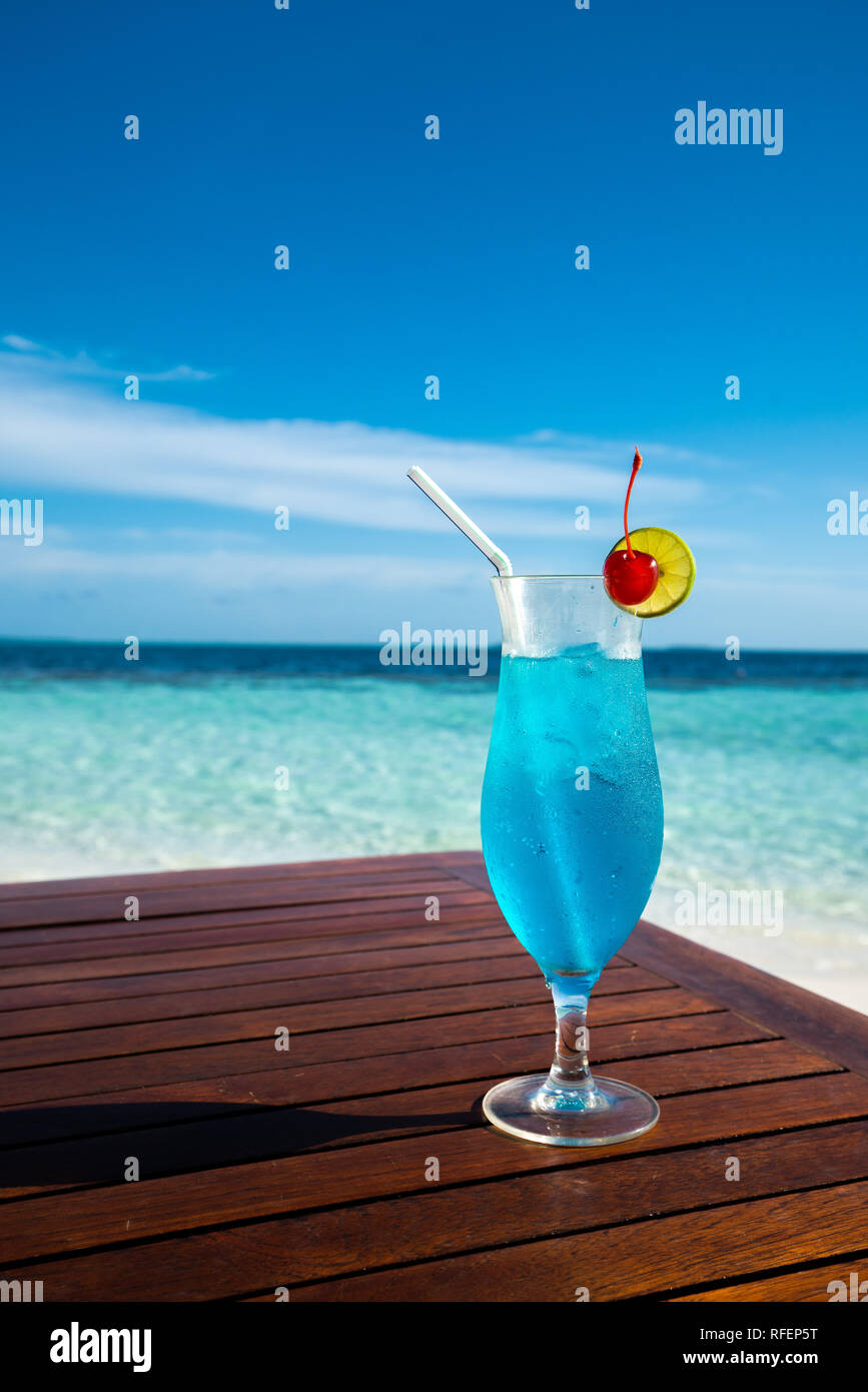 Blue lagoon Cocktail auf Tisch und schönen Meer Hintergrund Stockfoto