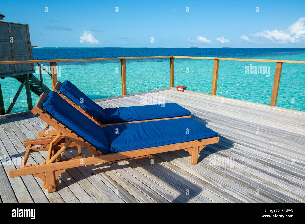Bett für ein Sonnenbad auf der Terrasse im Hotel für Touristen Stockfoto