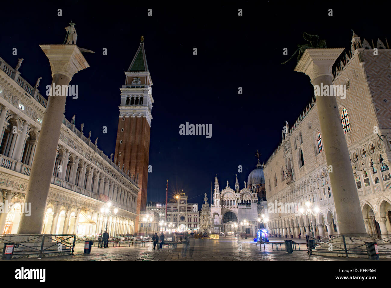 Nacht Blick auf den Markusplatz (Piazza San Marco), Venedig, Italien Stockfoto