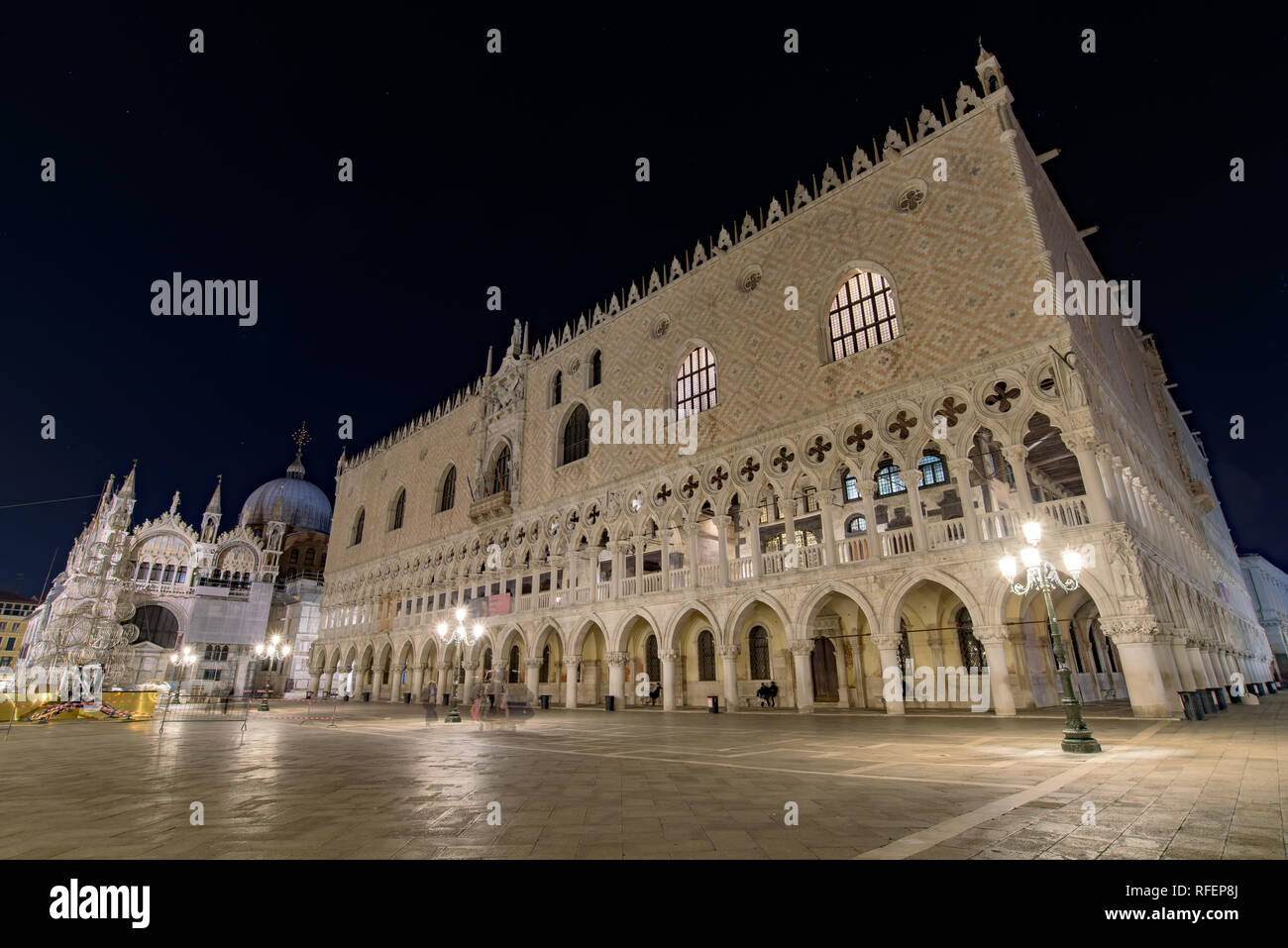 Nacht Blick auf den Markusplatz (Piazza San Marco), Venedig, Italien Stockfoto