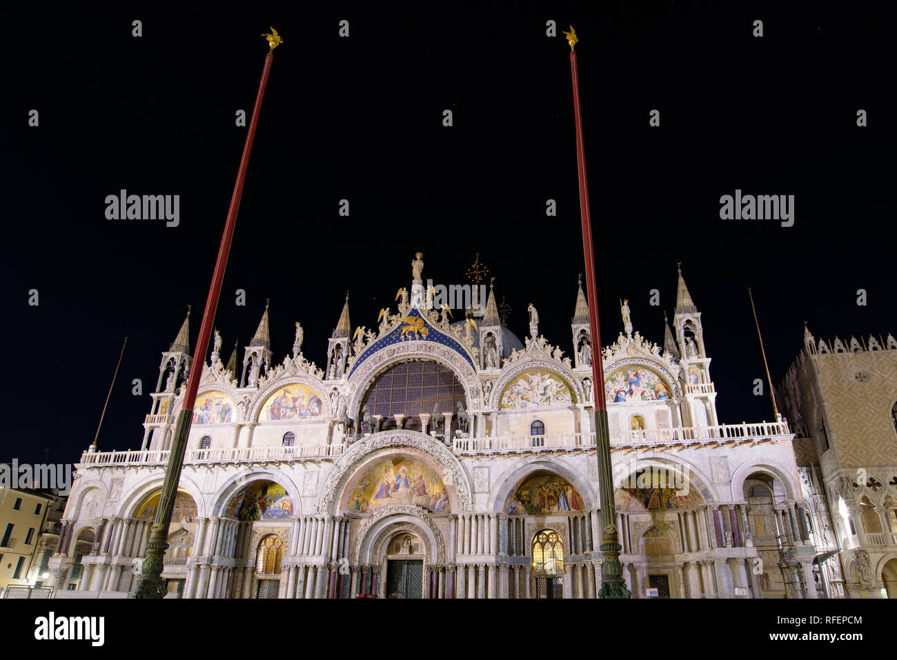 Nacht Blick auf St Mark's Basilika am Markusplatz (Piazza San Marco), Venedig, Italien Stockfoto