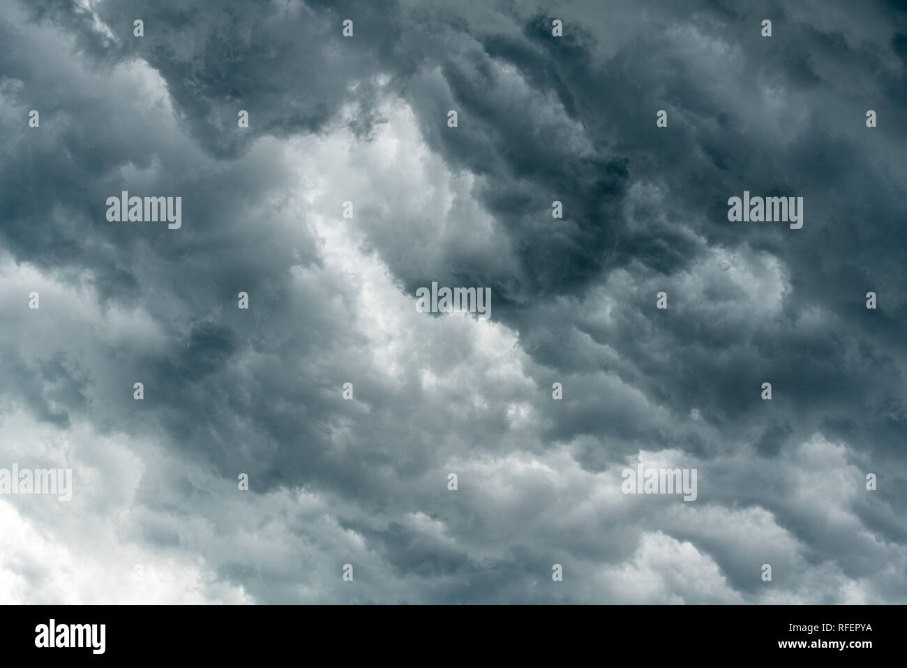 Gewitterwolke Hintergrund während regnen. Dunkle Wolken. Riesige schwarze Wolken am dunklen Himmel vor dem Gewitter. Stockfoto