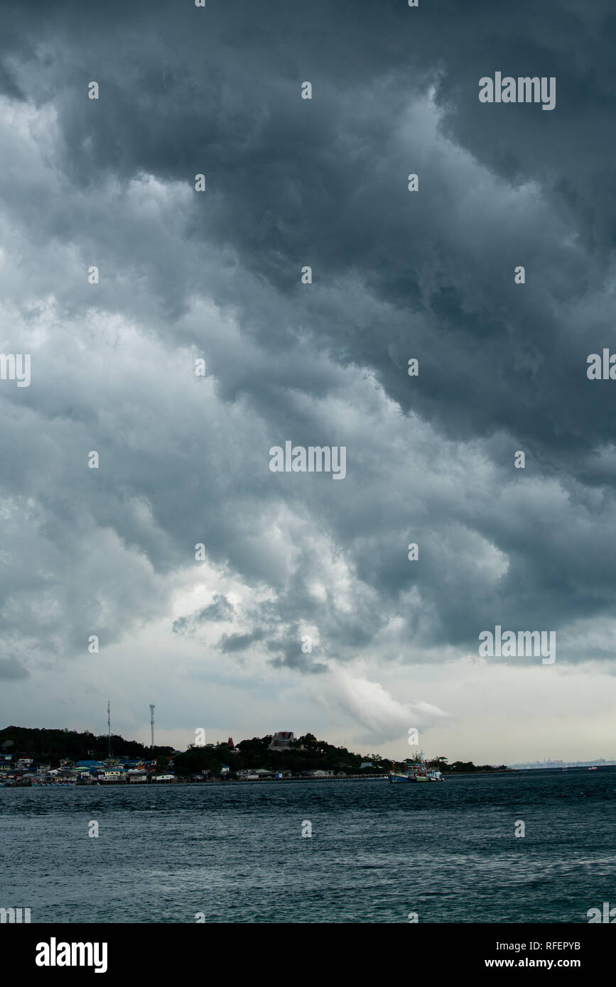 Gewitterwolke Hintergrund während regnen. Dunkle Wolken. Riesige schwarze Wolken am dunklen Himmel vor dem Gewitter. Stockfoto