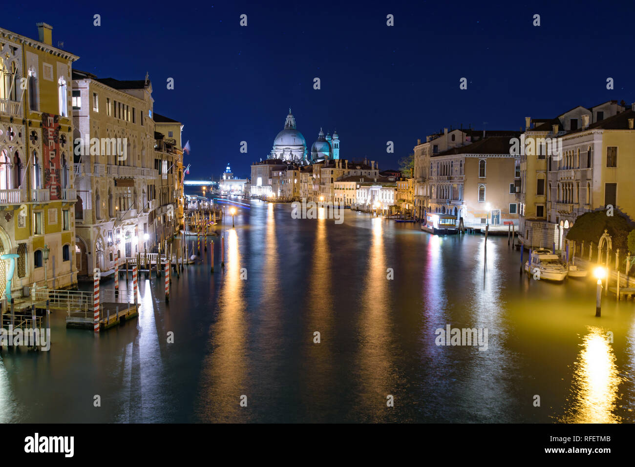 Canal Grande mit Santa Maria della Salute im Hintergrund bei Nacht, Venedig, Italien Stockfoto