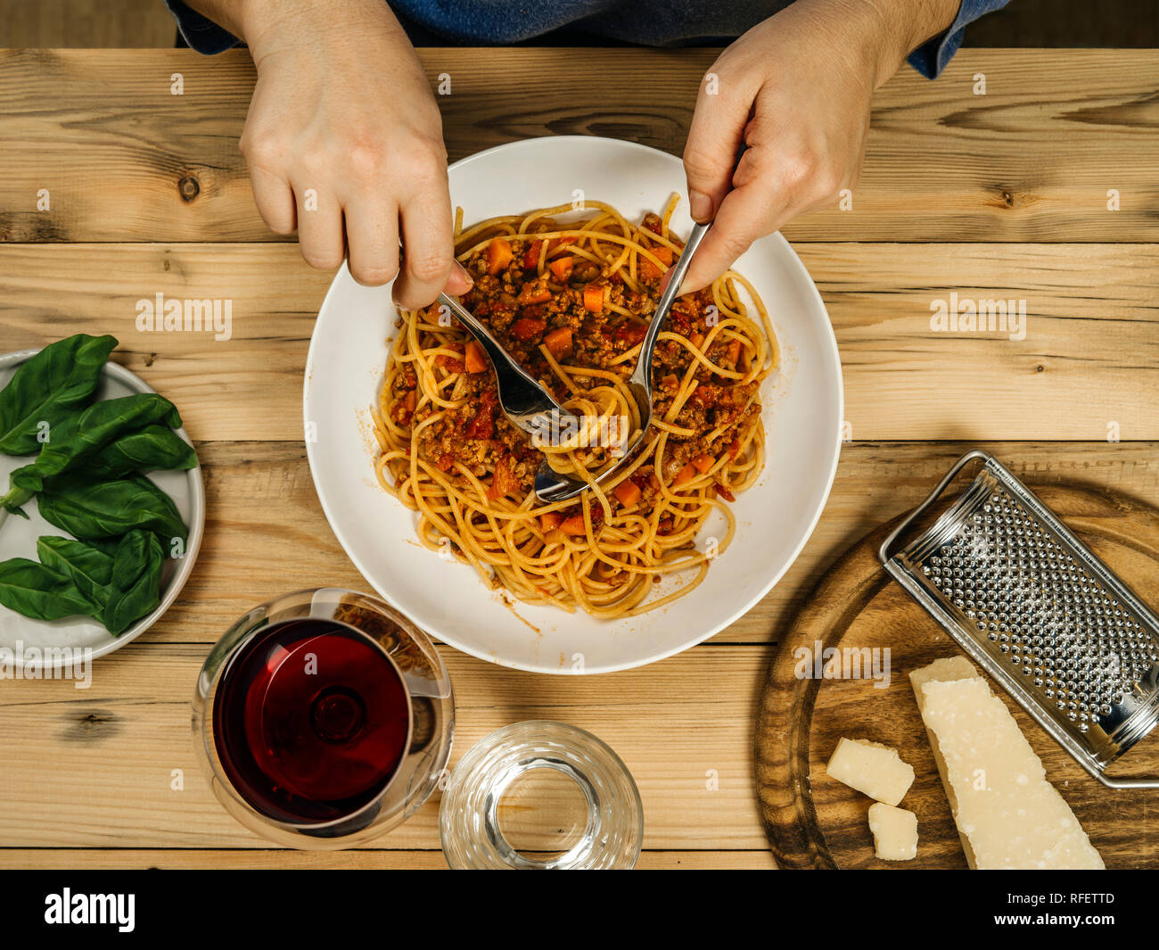 Foto von der Platte des traditionellen Spaghetti Bolognese und Glas Rotwein von oben. Stockfoto