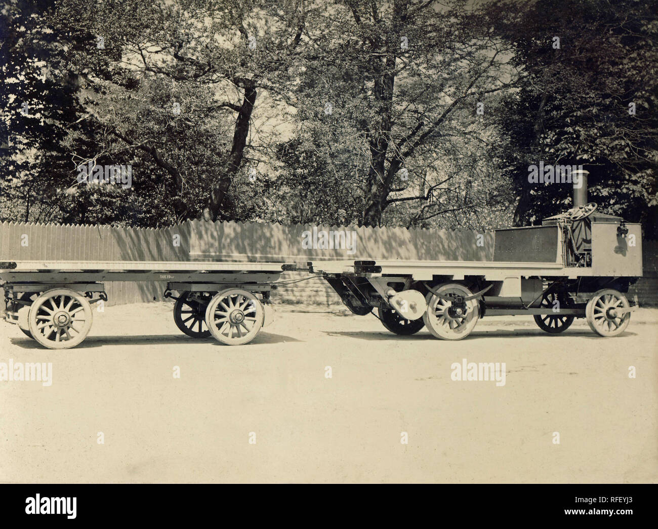 Historisches Archiv Bild von Dampf Kombi und Anhänger c 1900. Industrie Stockfoto