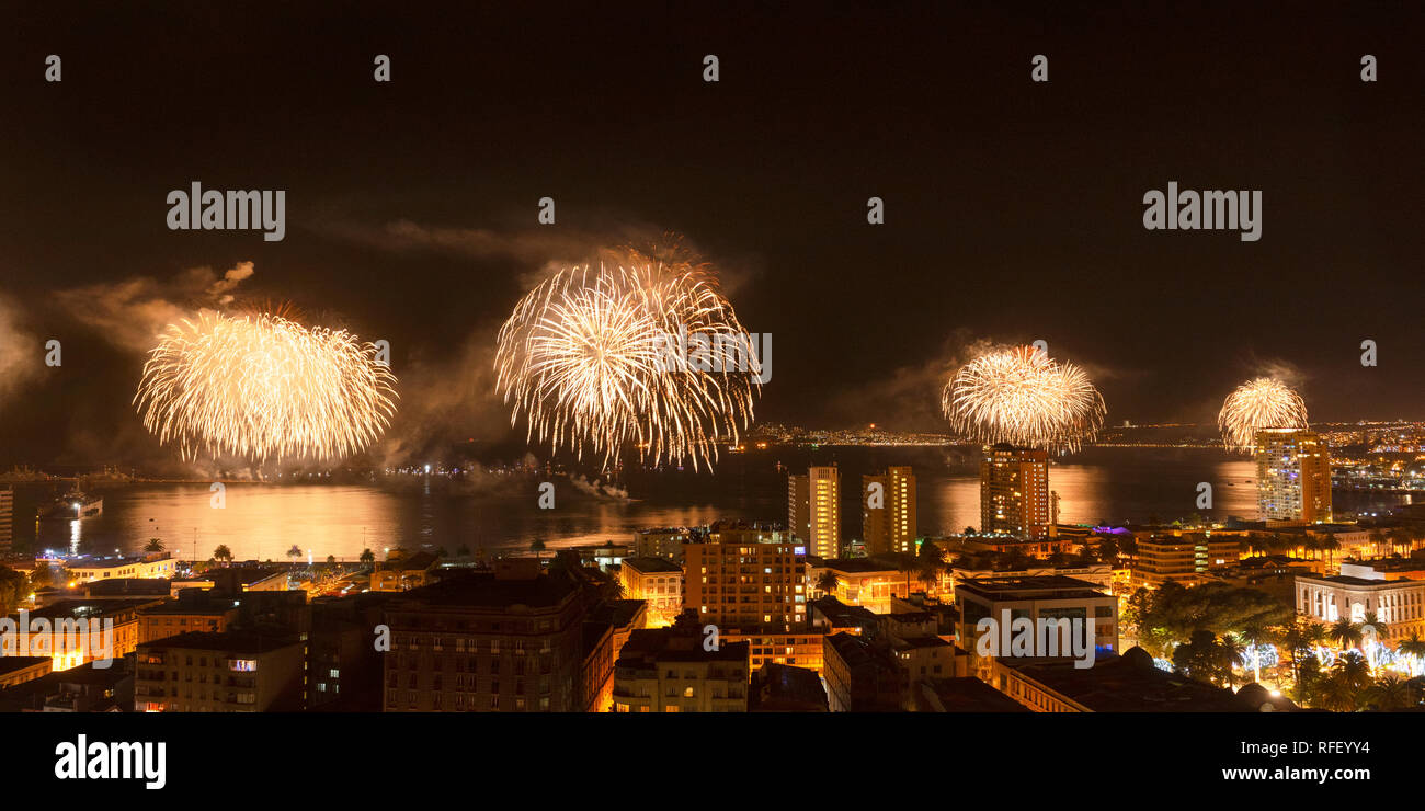 Neue Jahr Feuerwerk in der Bucht von Valparaiso, Chile. Stockfoto