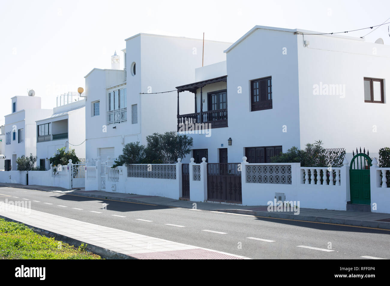 Zweistöckiges Haus in der Stadt von Arrieta auf der Insel Lanzarote. Kanarischen Inseln. Dezember 2018. Stockfoto