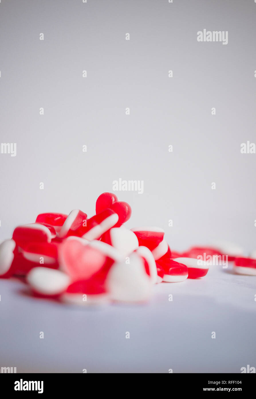 Haribo Herzen auf grauem Hintergrund Stockfoto