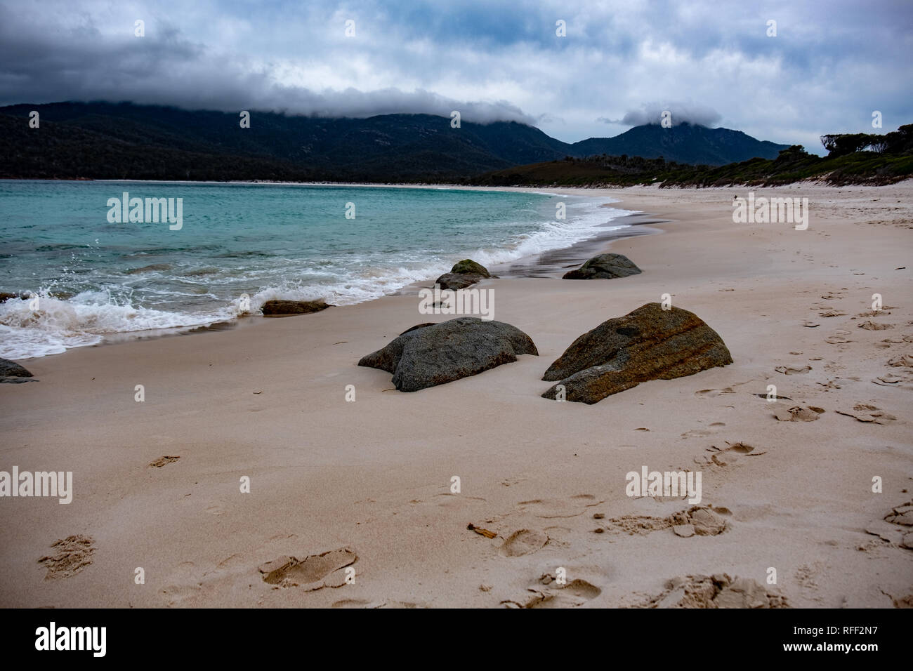 Wineglass Bay, Freycinet Nationalpark, Tasmanien an einem bewölkten Tag Stockfoto