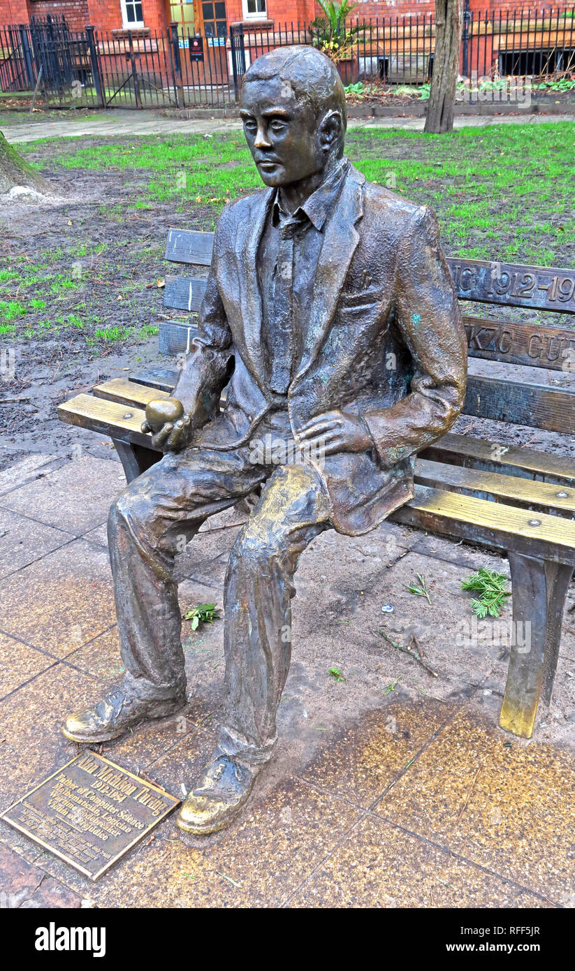 Bronzestatue von Alan Mathison Turing, Sackville Gärten, Gay Village Canal St, Manchester, Lancs, England, UK, M1 Stockfoto