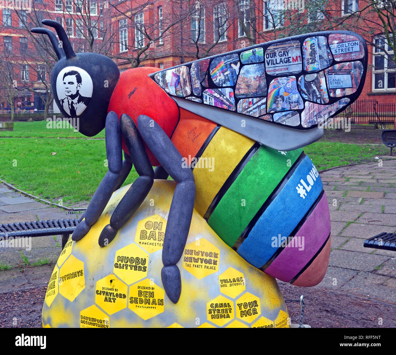 Bee in der Stadt - Sackville Gärten mit Alan Turing, Gay Village, Canal St, Manchester, Lancashire, England, Großbritannien Stockfoto