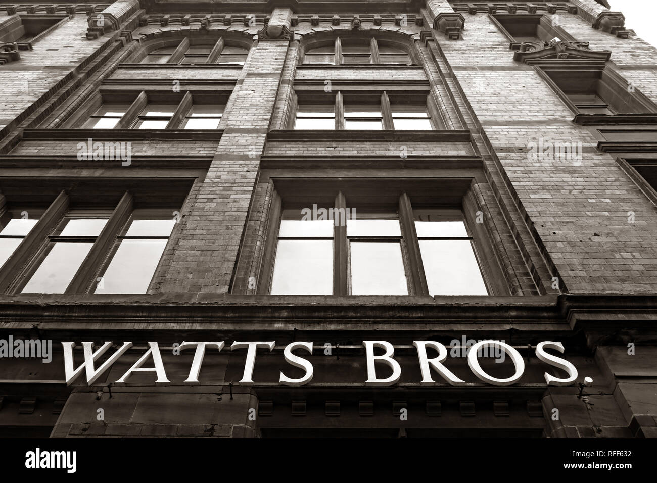Eisenwaren- und Möbellager, Monochrom, Schwarz und Weiß, Watts Brothers Gebäude, Bunsen Street, Manchester, England, Großbritannien, M1 1DW Stockfoto