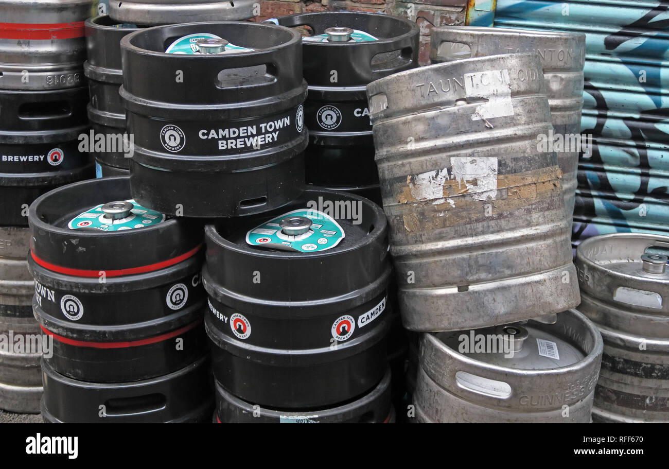 Camden Town Brauerei, Handwerk Bier und Apfelwein Kegs hinten an der Bar, im Northern Quarter, Manchester, North West England, Großbritannien Stockfoto