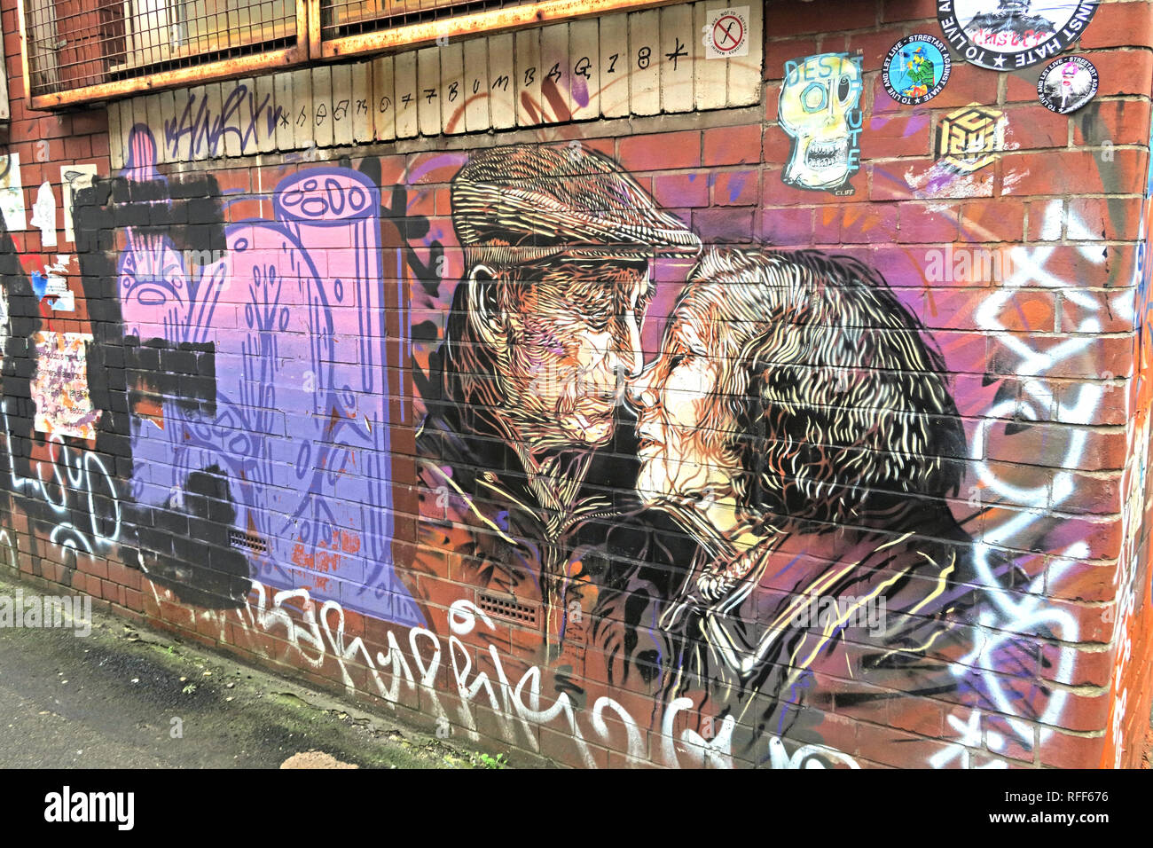 Zwei alte Menschen küssen, Kunstwerk, Newton St, Northern Quarter, Manchester, M1, England, Großbritannien Stockfoto