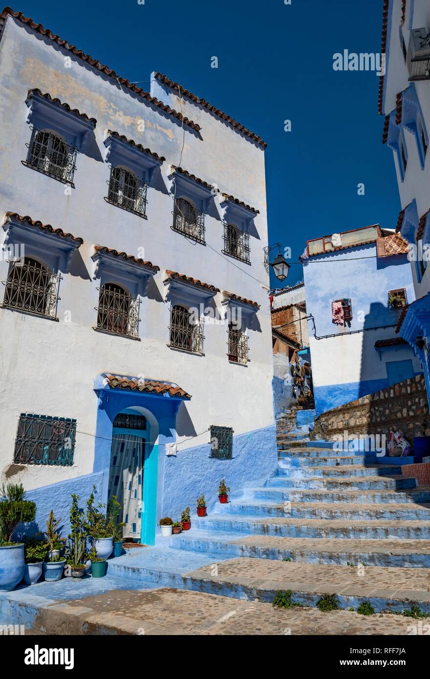 Treppen durch enge Gasse, blaue Häuser, Medina von Meknes, Chaouen, Córdoba, Marokko Stockfoto