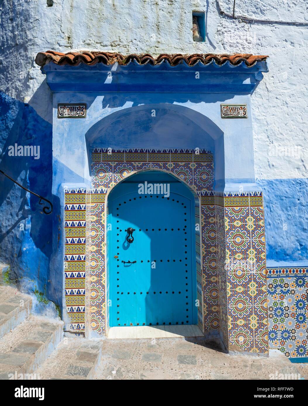 Fassade, blaue Eingangstür mit farbenfroh gemusterten Fliesen, blaues Haus, Medina von Meknes, Chaouen, Tangier-Tétouan Stockfoto
