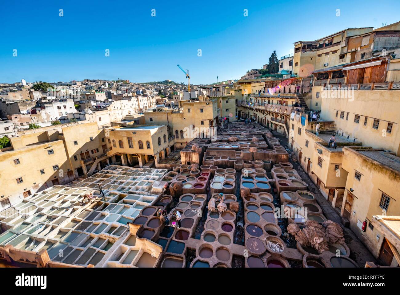 Blick über die Gerberei, Arbeitnehmer färben Leder, Tanks mit Farbstoff, Färberei, Gerberei, Gerberei Chouara, Gerberei, Färberei Bezirk Stockfoto