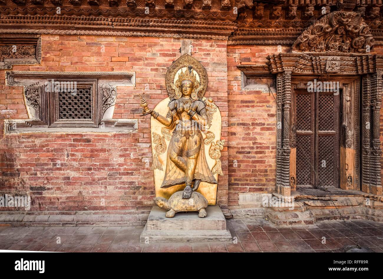 Buddhistische Gottheit, goldene Statue, Tempel, Patan, Kathmandu Tal, Himalaya, Nepal Stockfoto