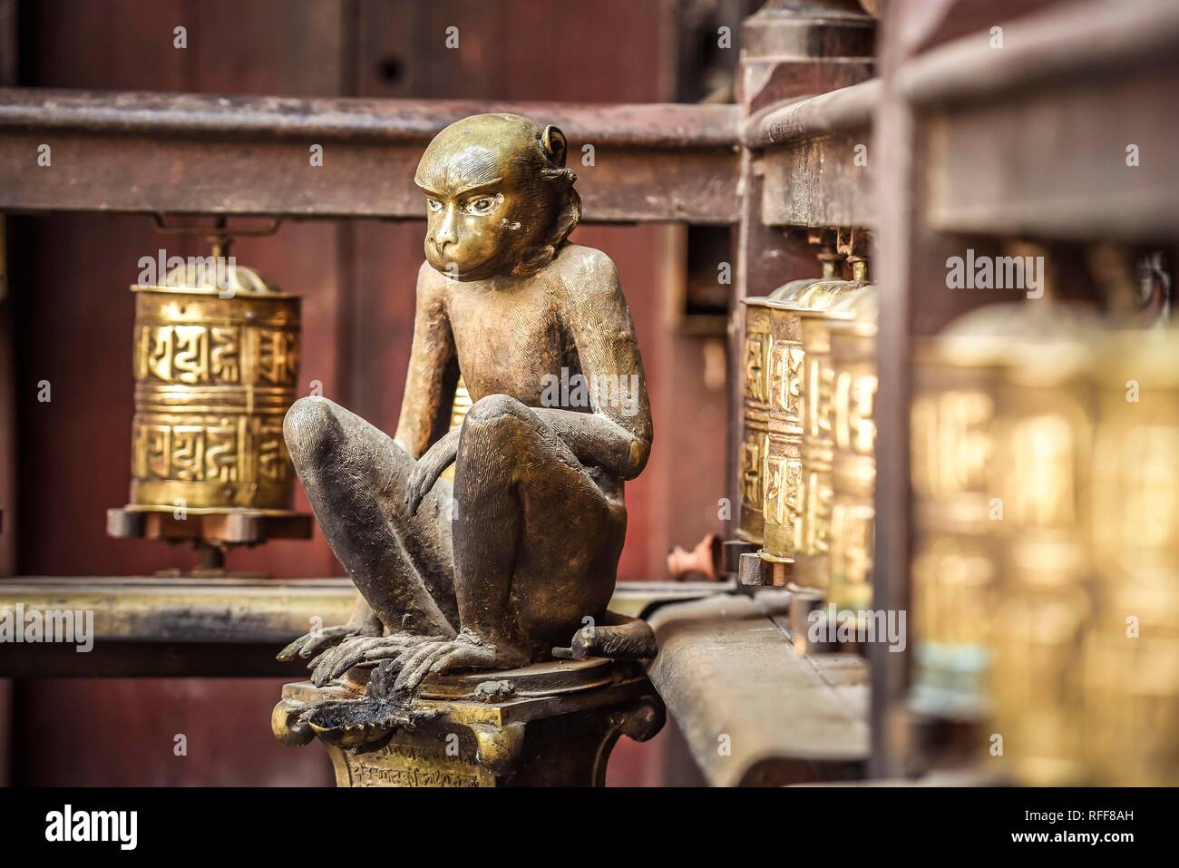 Buddhistische Gebetsmühlen, Affe, Golden Temple, Patan, Kathmandu Tal, Himalaya, Nepal Stockfoto