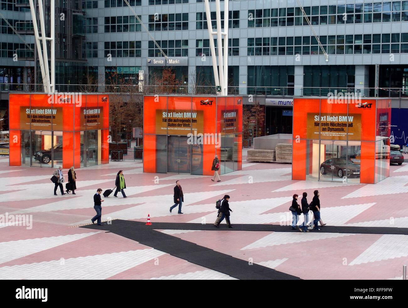 DEU, Deutschland, München: Werbung Plakate des deutschen Autovermieter Sixt am Flughafen München Stockfoto