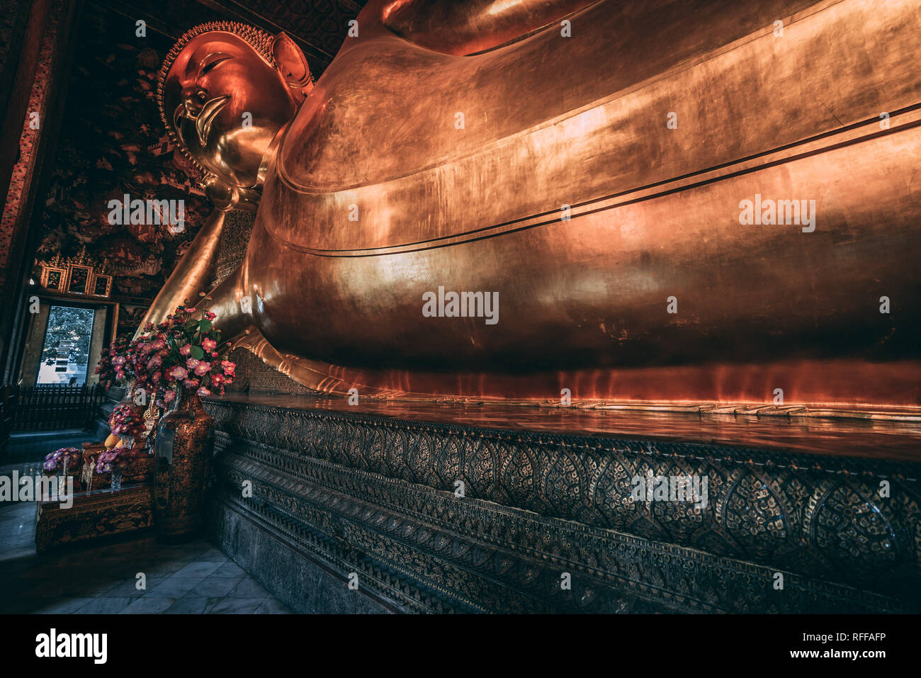 Wat Pho. Der Buddha in der Grand Palace. Liegender Buddha in Bangkok. Riesige Skulptur im Palast. Stockfoto