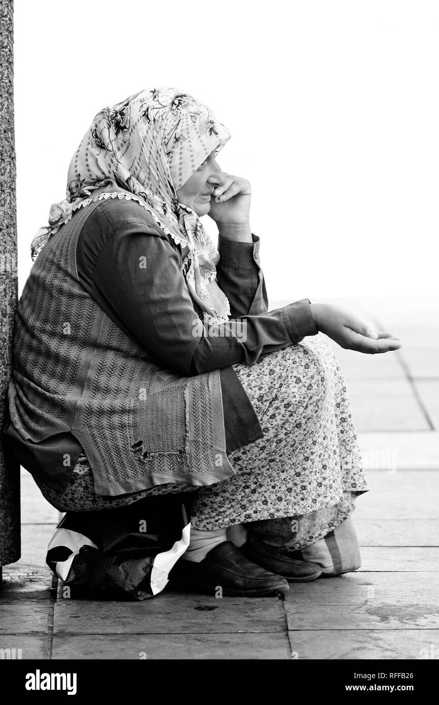 Sarajevo, Bosnien und Herzegowina - AUGUST 14 - Eine unbekannte muslimische Frau bittet am 14. August 2011 in Sarajevo, Hauptstadt von Bosnien und Herzeg Stockfoto