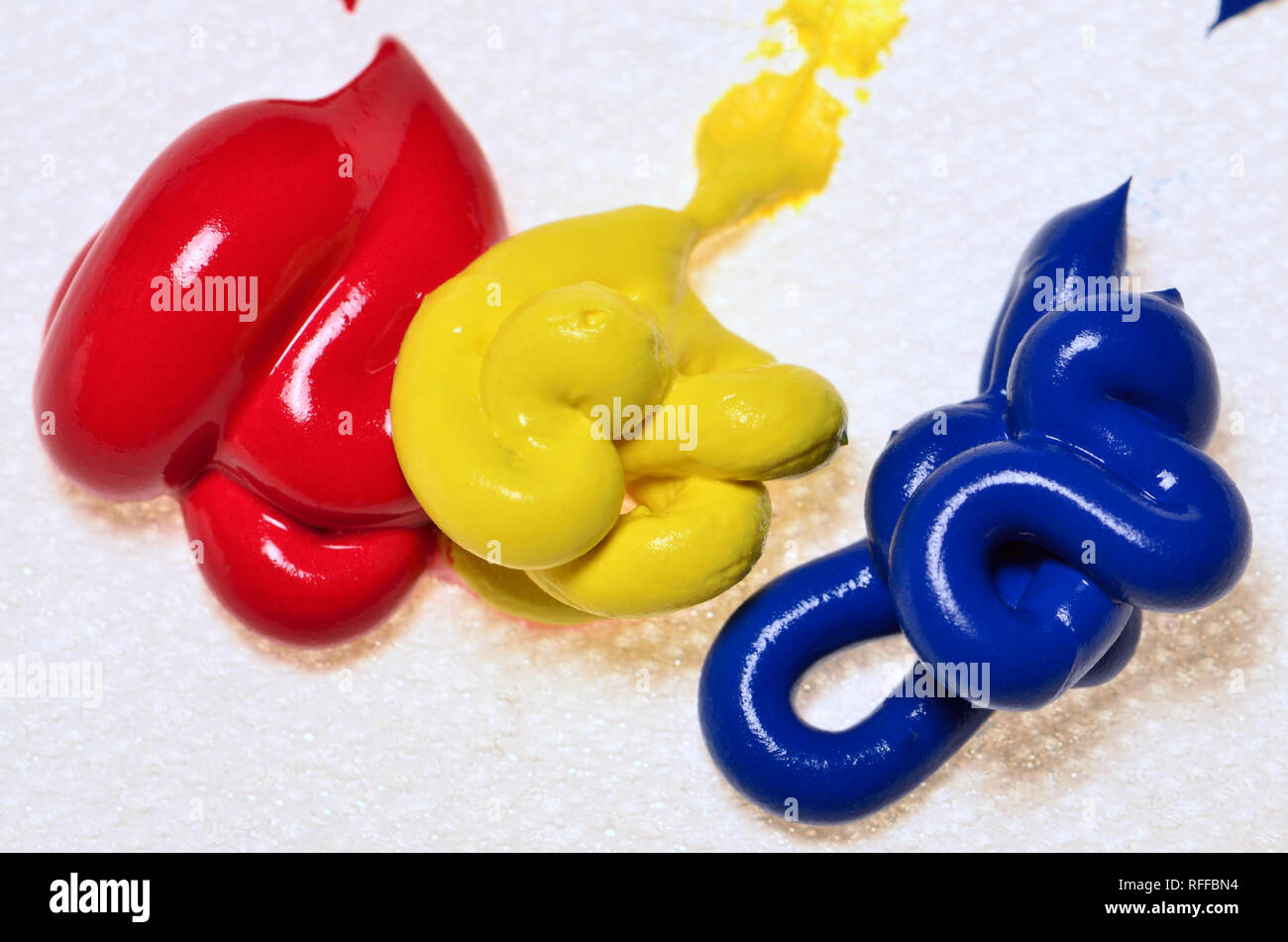 Grundfarben - Wasserfarben auf Leinwand. Rot, Gelb, Blau Stockfoto