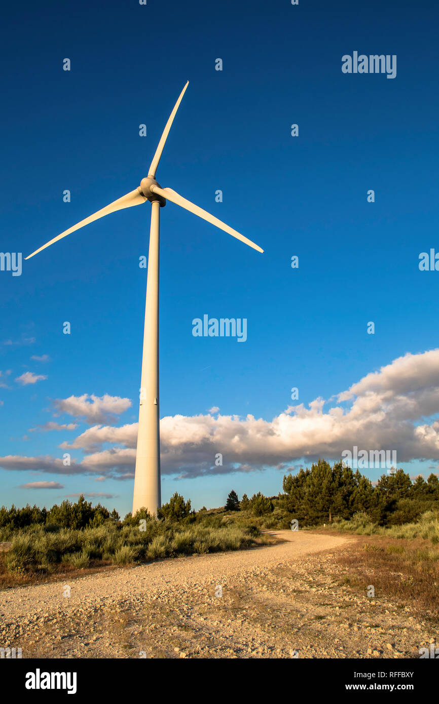 Windenergieanlage im Norden von Portugal, dem Douro Tal Stockfoto
