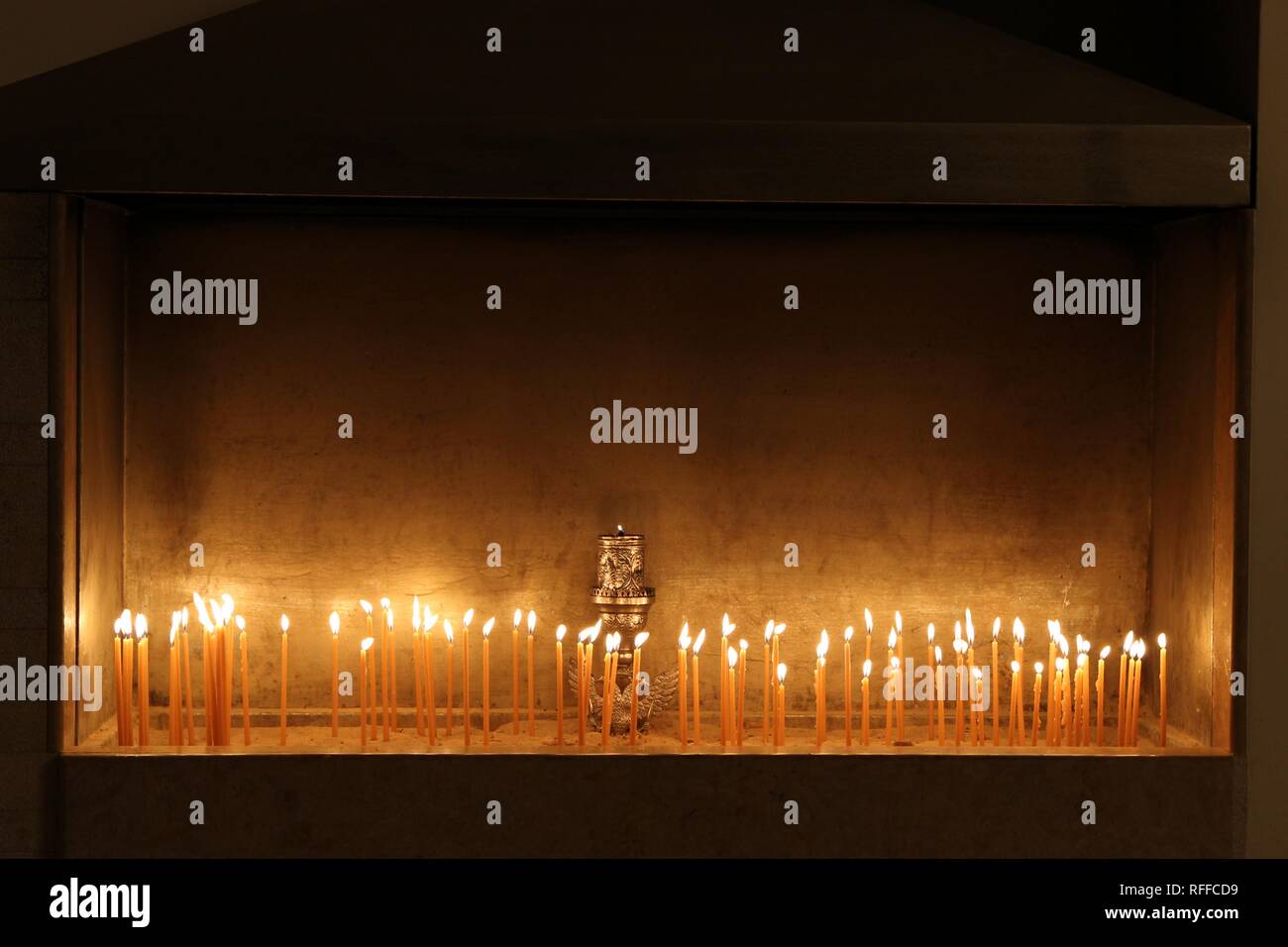 Kerzen Kerzenlicht Eine Kleine Lampe Standig Brennen Auf Sand In Einer Kirche Der Griechischen Kloster In Der Dunkelheit In Griechenland Gelegt Stockfotografie Alamy