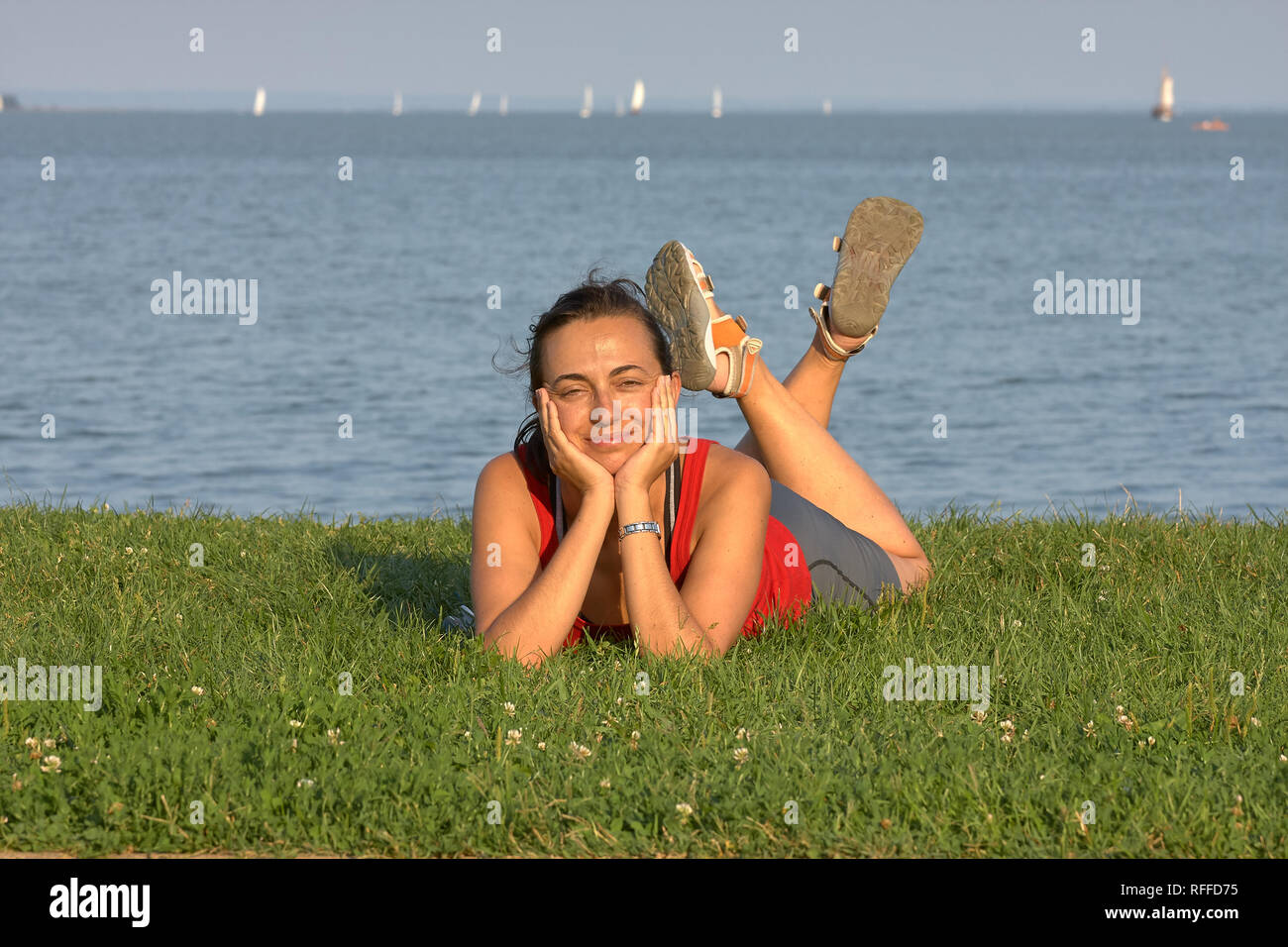 Glückliche junge Hispanic Girl posiert vor der Kamera. Stockfoto