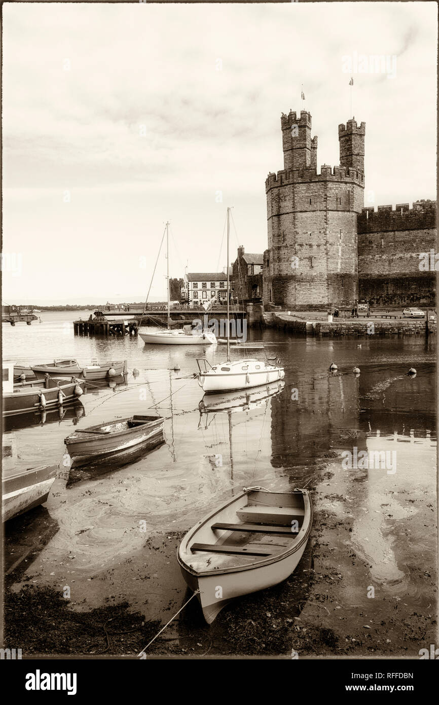 Caernarfon oder Carnarvon oder Caernarvon, Gwynedd, Wales, Vereinigtes Königreich.  Caernarfon Castle über den Fluss-Seiont gesehen.  Es ist Teil des UNESCO-Welt Stockfoto