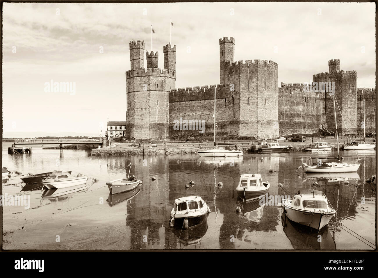 Caernarfon oder Carnarvon oder Caernarvon, Gwynedd, Wales, Vereinigtes Königreich.  Caernarfon Castle über den Fluss-Seiont gesehen.  Es ist Teil des UNESCO-Welt Stockfoto