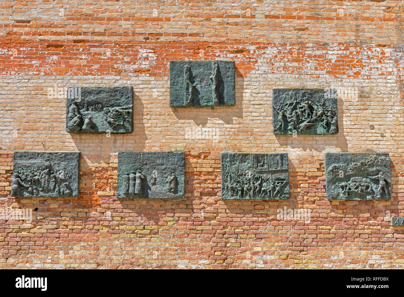 Abschiebung Denkmal auf dem Campo di Ghetto Nuovo, Venedig, Italien. Das Denkmal, ein Werk des Bildhauers Arbit Blatas, der seine Mutter während der Holo verloren Stockfoto