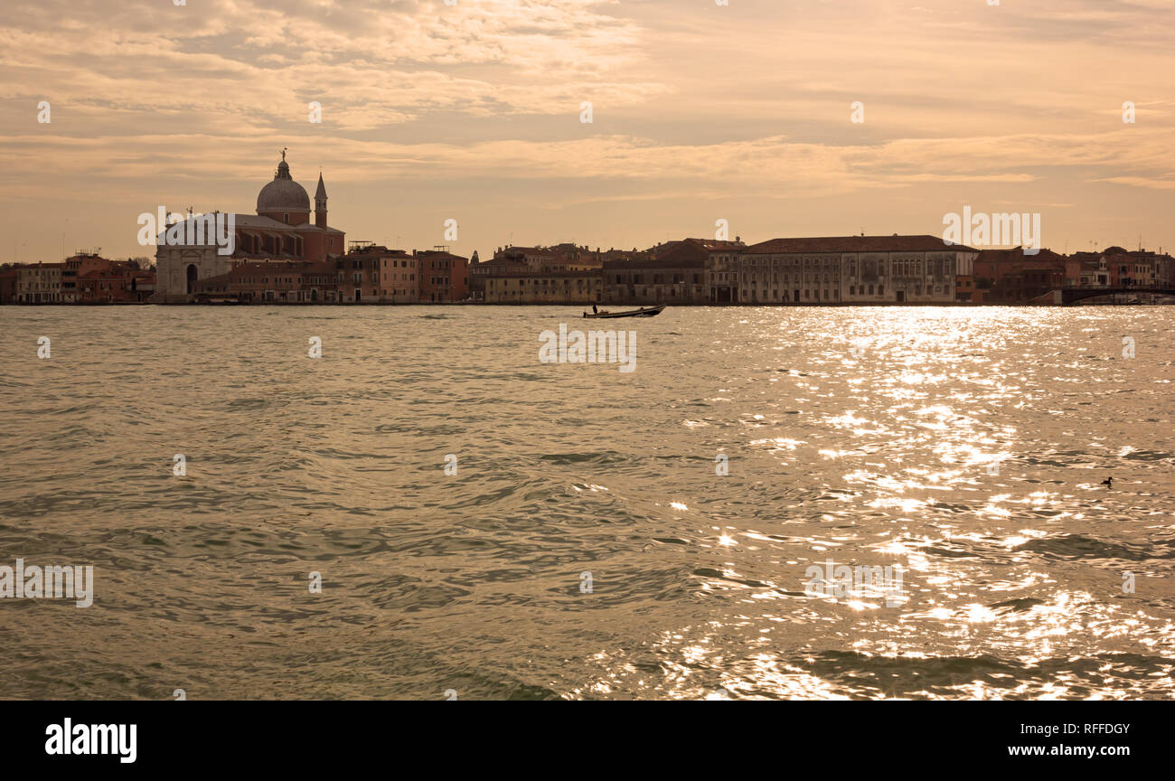 Blick auf die Insel Giudecca mit der Kirche Santissimo Redentore in Venedig, Italien Stockfoto