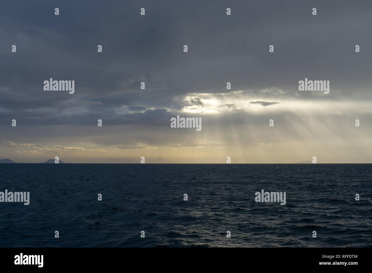 Der Gott Strahlen leuchtet der Himmel über dem Mittelmeer während meiner Tage Kreuzfahrt zu den griechischen Inseln Stockfoto