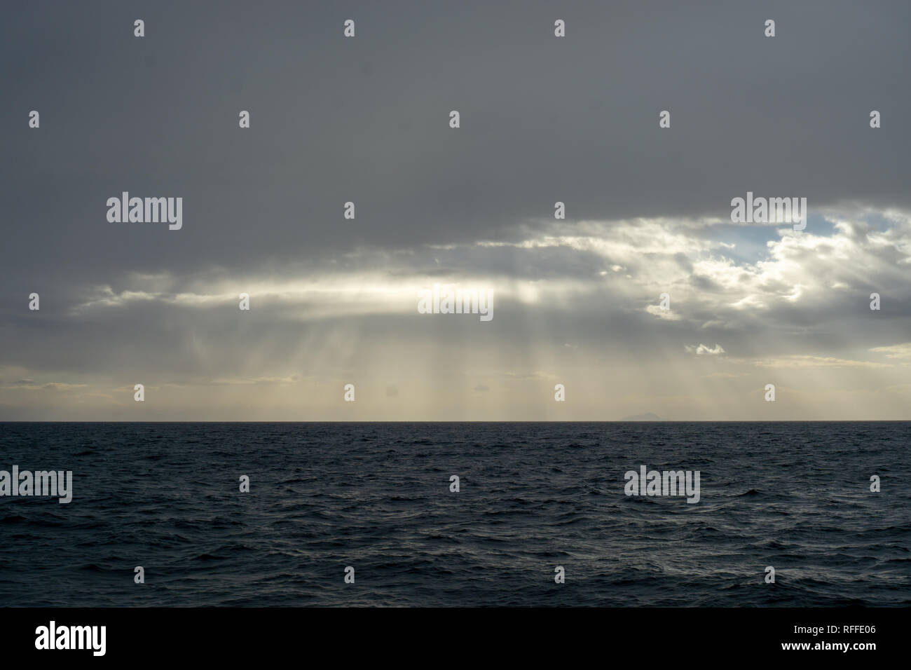 Der Gott Strahlen leuchtet der Himmel über dem Mittelmeer während meiner Tage Kreuzfahrt zu den griechischen Inseln Stockfoto