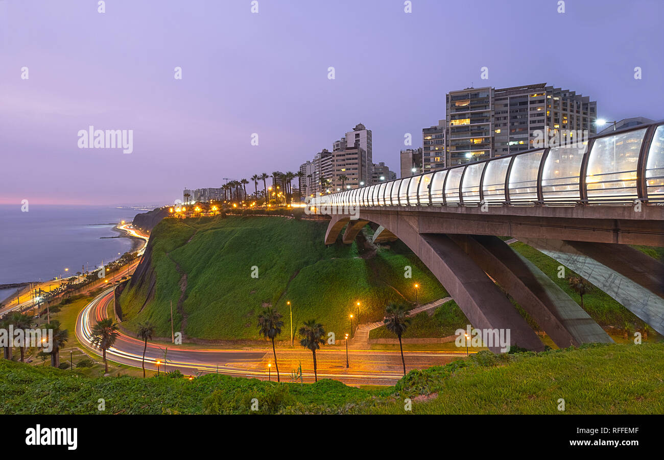 Puente bin ellizo "Villena Rey - LIMA - Lange Belichtung bei Sonnenuntergang Stockfoto
