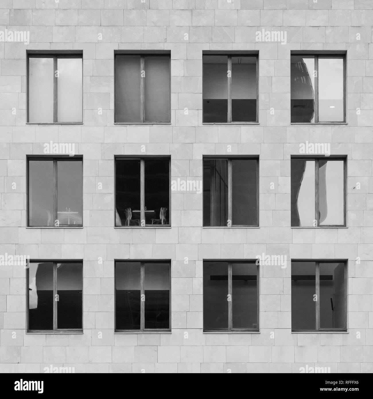 Weitere Informationen zu Windows im Guggenheim Museum in Bilbao, Spanien Stockfoto