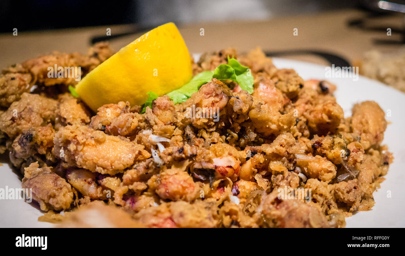 Platte von Chopitos, Platte kleiner Tintenfisch gebraten mit Zitrone, traditionelles Gericht Stockfoto