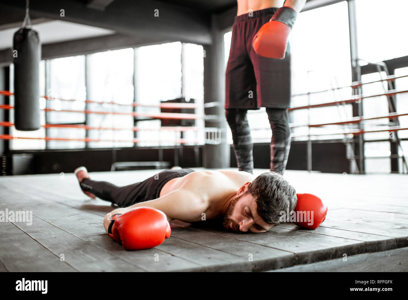 Geschlagenen Boxer auf dem Boden während eines Boxing Schlacht, mit einem  Zuschlag auf den Boxring Stockfotografie - Alamy