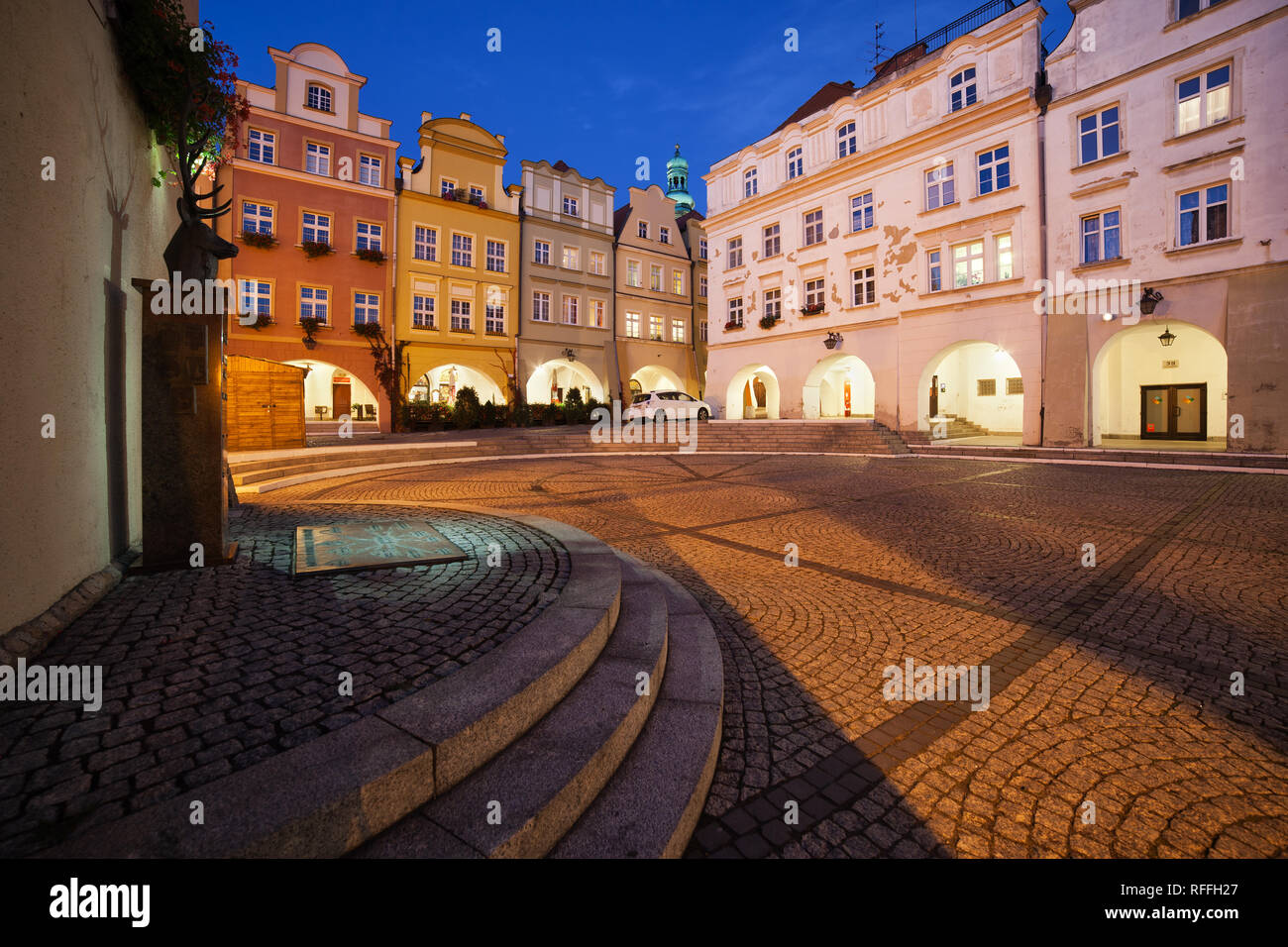 Stadt Jelenia Góra in der Nacht in Polen, Marktplatz in der Altstadt mit Satteldach barocke Häuser mit Arkaden, Woiwodschaft Niederschlesien. Stockfoto