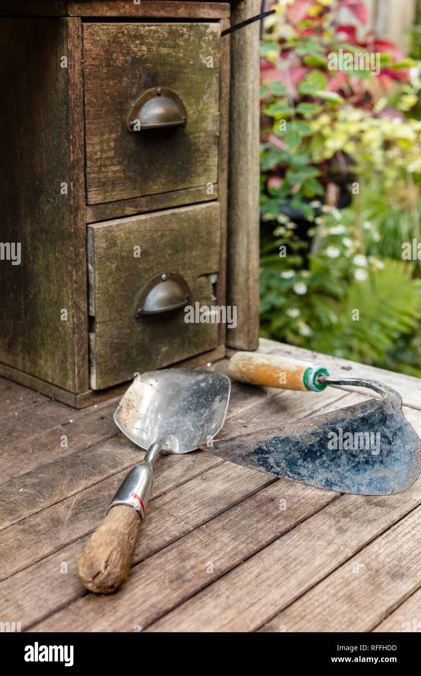 Garden hand Tools auf einem Garten Arbeitstisch, Stockfoto