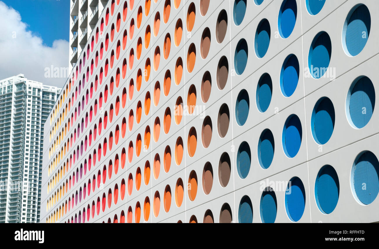 Die abstrakte Sicht von modernen und farbenfrohen Fassade in der Innenstadt von Miami (Florida). Stockfoto