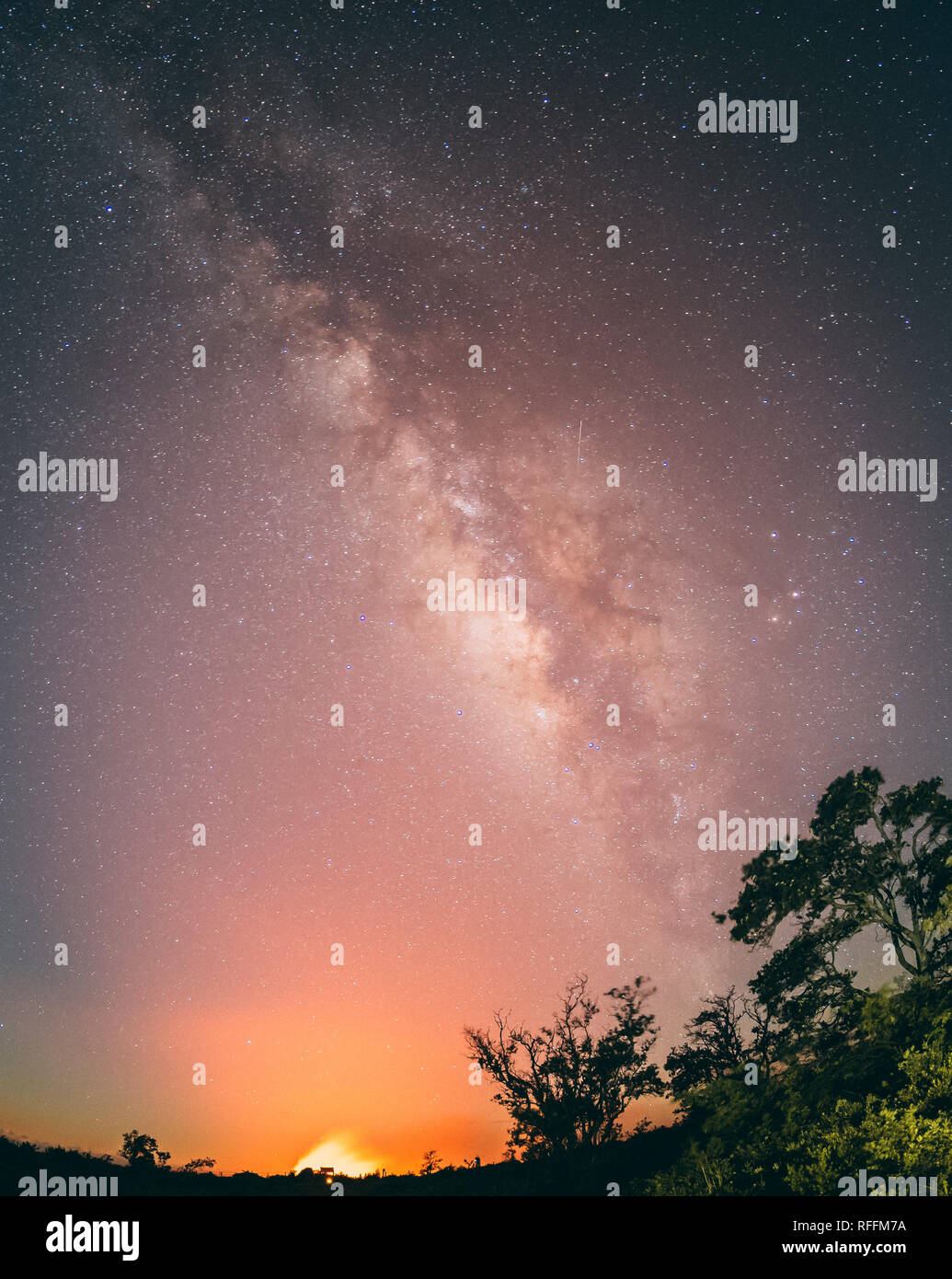 Milchstraße Kern beleuchtet zwischen einem aktiven Vulkan und Mond eine schöne Farbe Anzeige erstellen Stockfoto