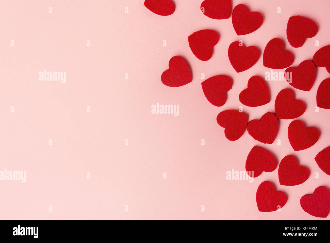 Schönen Valentines Tag textile Herzen auf rosa Hintergrund. Blick von oben. Valentines Tag Konzept. Stockfoto