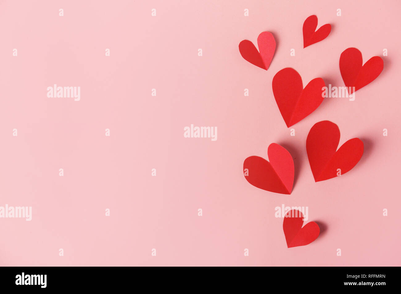 Schönen Valentines Tag Papier Herzen auf rosa Hintergrund. Blick von oben. Valentines Tag Konzept. Stockfoto