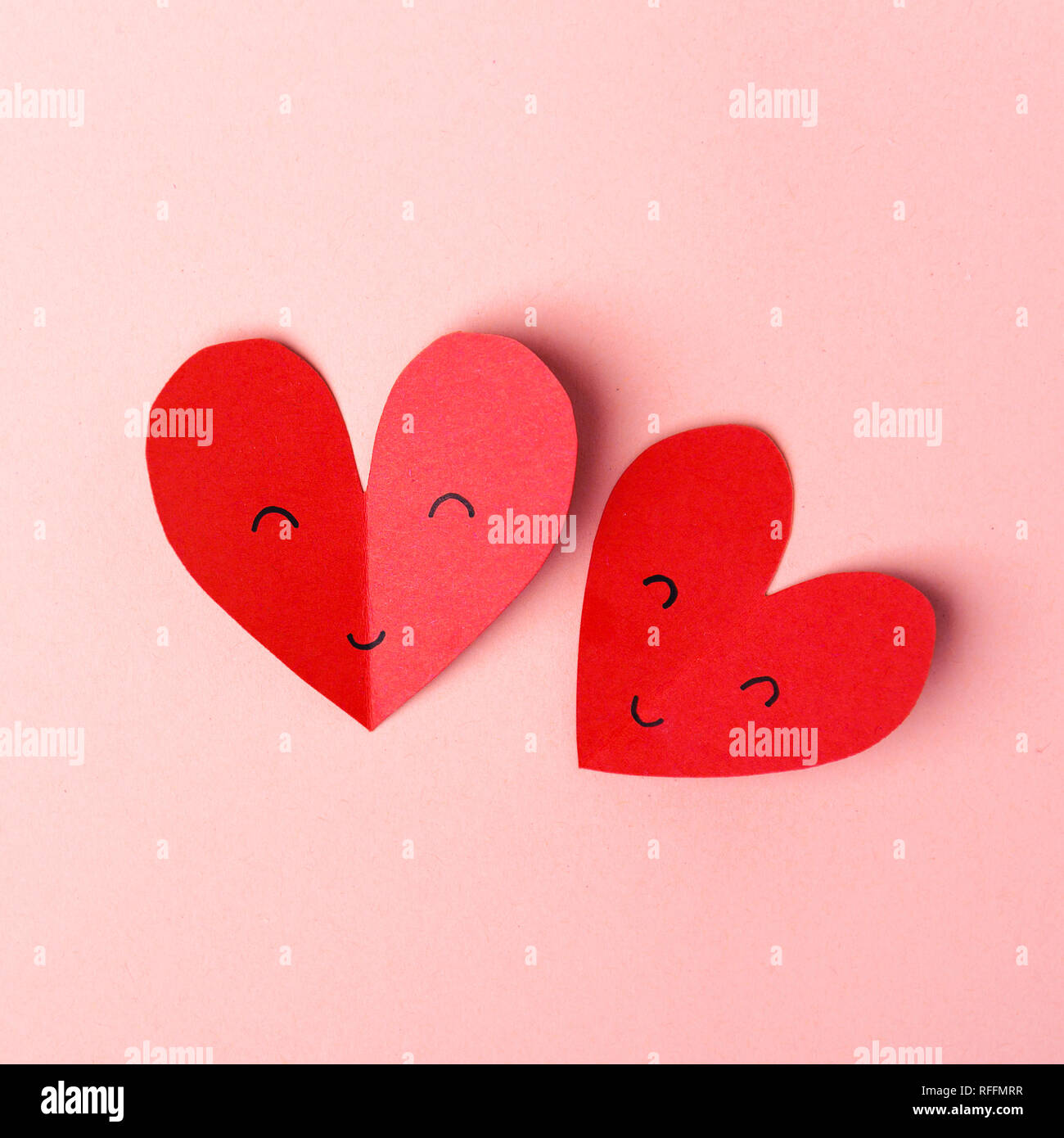 Schönen Valentines Tag Papier Herzen auf rosa Hintergrund. Blick von oben. Valentines Tag Konzept. Platz. Stockfoto